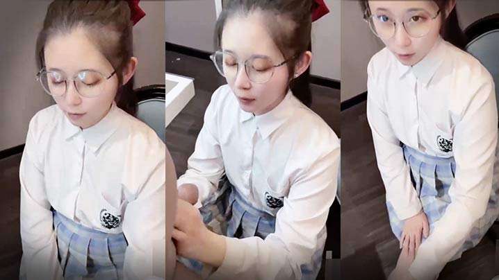 JK眼镜少女用口帮学长检查鸡巴的
